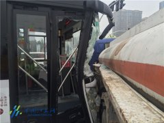 【南京】公交车拦腰撞上油罐车 一人受伤