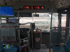 南京一公交车撞上油罐车 一人受伤(图)