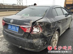 泥罐车追尾小车侧翻致苏家托高架堵车3小时
