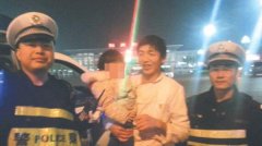 女童晚上独闯马路险被车撞 荆州协警勇救小女孩