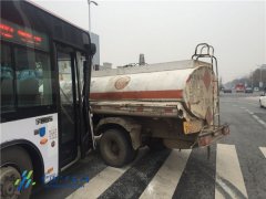 南京一公交车拦腰撞上油罐车致一人受伤