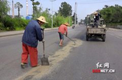 油罐车6公里漏油600斤 7辆摩托车打滑摔倒(图)