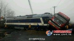 河南货车与拉煤火车相撞 现场被拉起警戒(图)