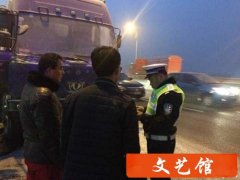 快速干道 装载23吨汽油的罐车失火(组图)