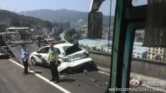 福银高速闽清梅溪段施救警车遭到油罐车追尾(图