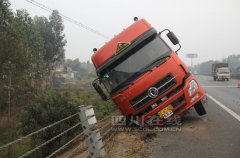 20吨柴油罐车高速公路侧翻 德阳消防5小时排险
