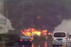西禹高速蒲城孙镇段一油罐车爆炸一人死亡