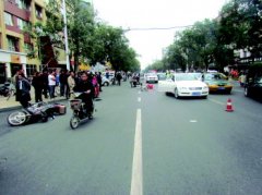 吓死！男子无证醉酒骑无牌摩托连撞两车 遇查强