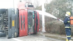 化学品槽罐车“让人”侧翻发生泄漏