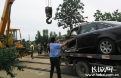 河北一轿车与火车相撞被拖行10余米致1死3伤(图