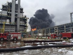 福建漳州PX工厂爆炸事故 最后一座油罐正全力扑灭