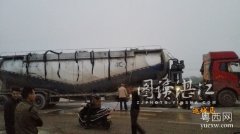 湛江疏港大道油罐车撞上水泥车