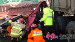 衢州火车站路口两货车迎头撞上后夹住三轮 车主