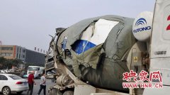 水泥罐车路口紧急避让侧翻 司机：只要没轧住人