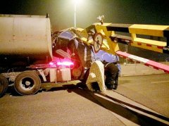 撞断限高杆油罐车头被砸烂