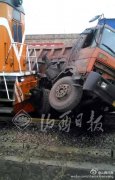 重型货车与火车相撞被推行200米无人伤亡(图)