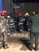鱼化寨汽车产业园一火车与汽车相撞 一人被困车