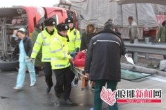 临沂一重型罐式半挂车侧翻 司机被困驾驶室(图