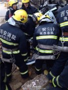 西安一轿车与火车相撞 轿车面目全非 1人被困车内(图)