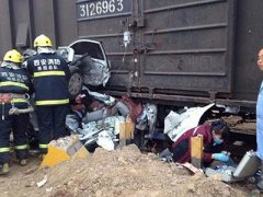 西安一轿车与火车相撞 被困人员奇迹生还