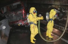 油罐车高速路下坡刹车时遇到冰面侧翻泄漏