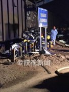 鱼化寨汽车产业园一火车与汽车相撞 一人被困车内