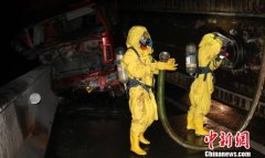 福建三明：冰雪天气造成30吨柴油罐车侧翻泄漏