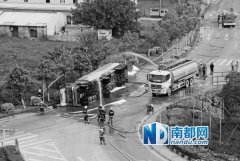 油罐车避让一部电动车发生侧翻 4小时排险