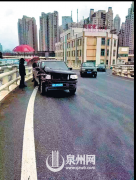 泉州田安大桥油罐车漏油 致多车打滑三车刮擦