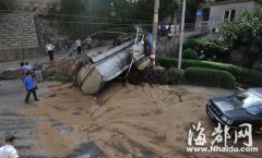 油罐车避开校车侧翻 保住了一车孩子(组图)