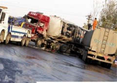 油罐车侧翻，近百米马路成“油路”