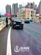 泉州田安大桥引桥路段：油罐车漏油 致多车打滑