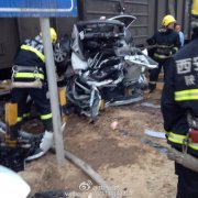 西安一轿车与火车相撞 轿车面目全非(2)