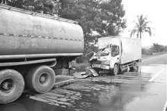货车追尾油罐车 2人伤