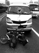 男子骑车上福州高架桥被撞飞 头部撞穿车前挡风