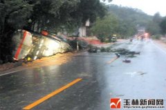 玉林：油罐车与摩托相撞后侧翻 摩托车司机当场死亡