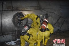 大广高速湖北段一辆槽罐车侧翻 致2人死亡