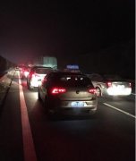 一辆油罐车侧翻 京港澳高速湖南段“堵爆”