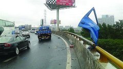 货车失控撞烂在高速护栏上 车门钉在栏杆上(图