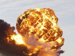  美国两列火车相撞爆炸起火