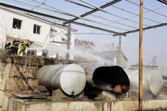 宜昌废弃加油站储油罐突然爆炸 两工人躲过一劫