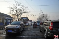 【新春走基层】守望铁路道口的“交警”