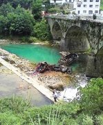 油罐车途经宜昌坠落河滩 副驾驶及时跳车险送命