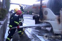 万荣： 油罐车因电线短路导致着火