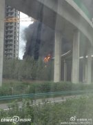 西铜高速聂冯段一油罐车侧翻起火消防正在处置