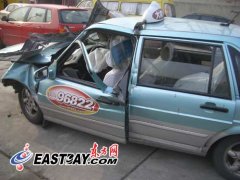 沪一出租车撞上护栏 车上女乘客不幸身亡