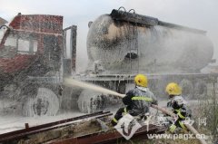 电焊点燃油罐车 神勇消防除“炸弹”