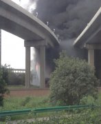 陕西高速油罐车侧翻原油泄漏着火 现场浓烟滚滚