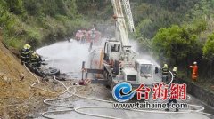 油罐车翻车17吨燃油泄漏龙岩消防5小时紧急排险