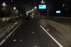 司机驾驶罐车发生侧翻 损失5万元(图)